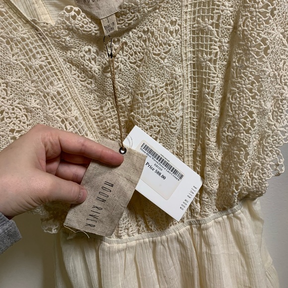 A gorgeous creamy white dress, made by Moon River. - Picture 4 of 4